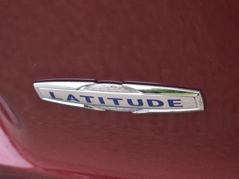 Used 2019 Jeep Cherokee Latitude Plus AWD/4WD image 18