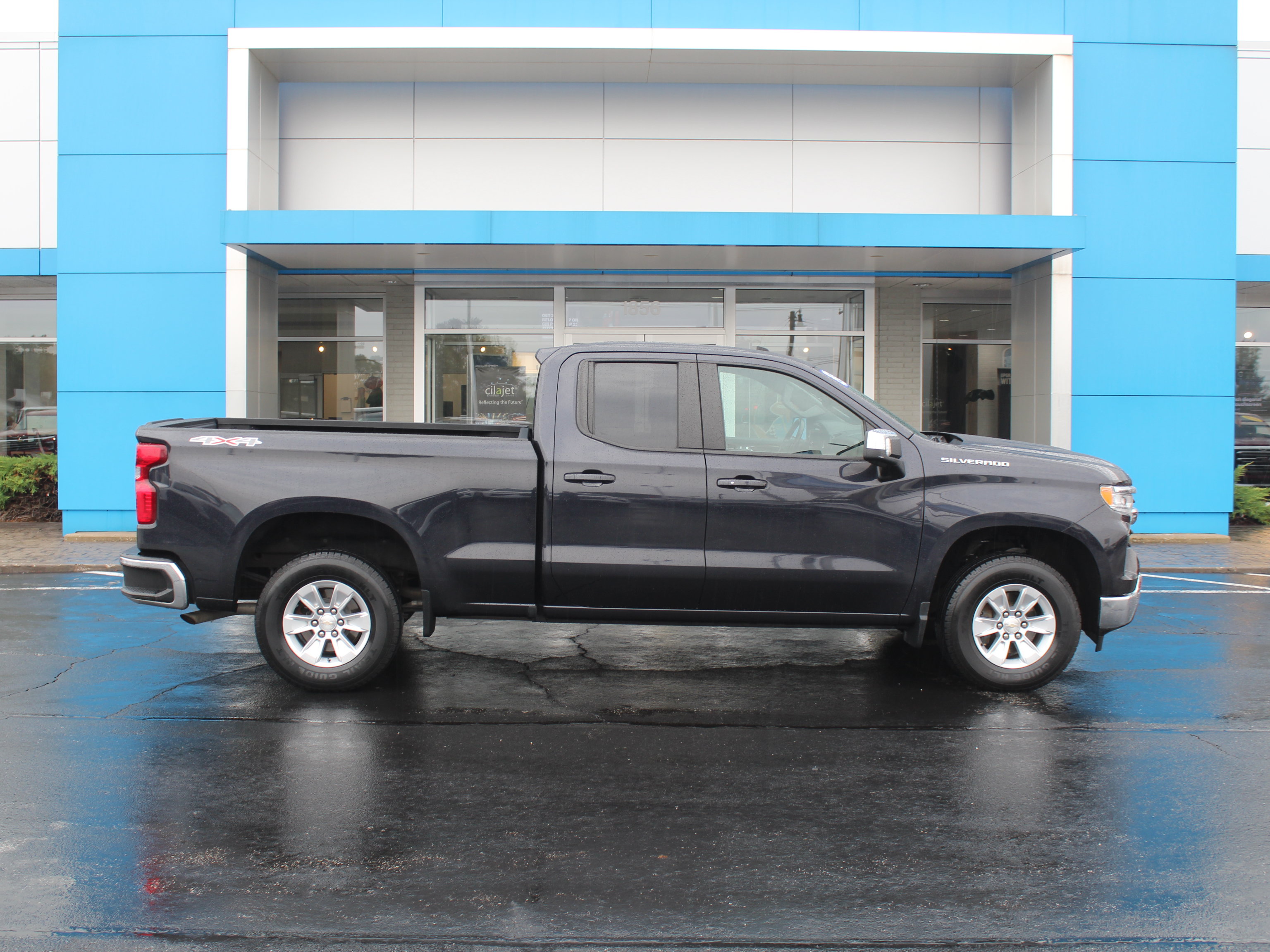 Used 2022 Chevrolet Silverado 1500 LT w/ Safety Package AWD/4WD image 5