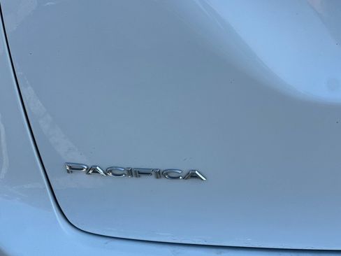 Used 2018 Chrysler Pacifica Touring-L Plus FWD image 49