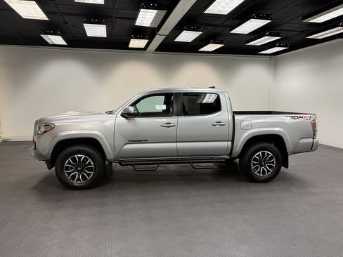 Used 2022 Toyota Tacoma TRD Sport AWD/4WD image 2