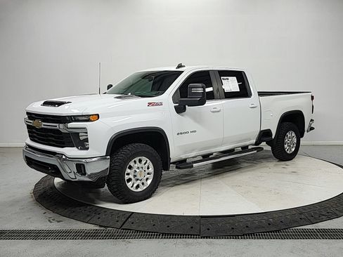 Used 2024 Chevrolet Silverado 2500 LT AWD/4WD image 3