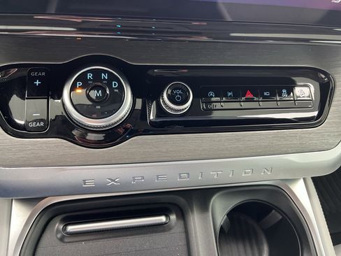 Used 2025 Ford Expedition Platinum image 31