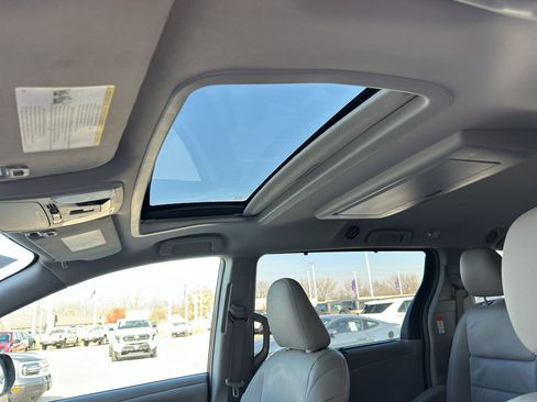 Used 2018 Toyota Sienna XLE Premium image 27