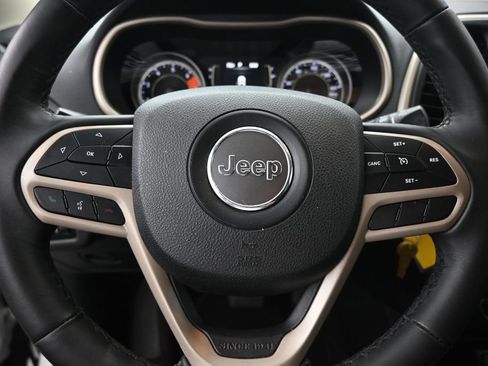 Used 2017 Jeep Cherokee Latitude FWD image 19