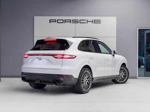Used 2022 Porsche Cayenne Platinum Edition image 7