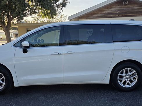 Used 2022 Chrysler Voyager LX image 2