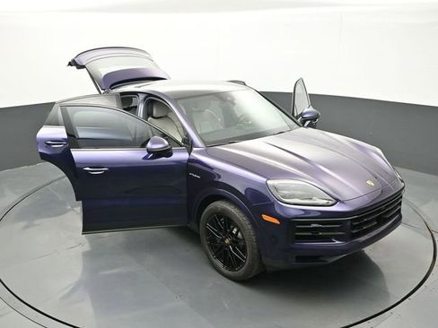 Certified 2024 Porsche Cayenne Coupe AWD/4WD image 33