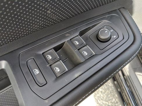 Used 2025 Volkswagen Atlas SE image 26