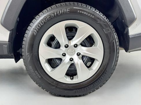 Used 2021 Toyota RAV4 LE AWD/4WD image 10