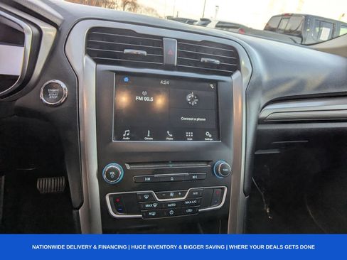 Used 2017 Ford Fusion SE w/ Fusion SE Technology Package image 25