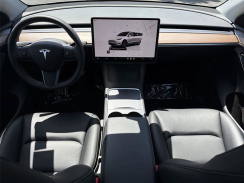 Used 2025 Tesla Model Y Long Range RWD image 10