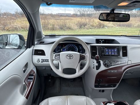 Used 2014 Toyota Sienna XLE image 15