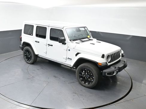 Used 2025 Jeep Wrangler Unlimited Sahara w/ Safety Group AWD/4WD image 17