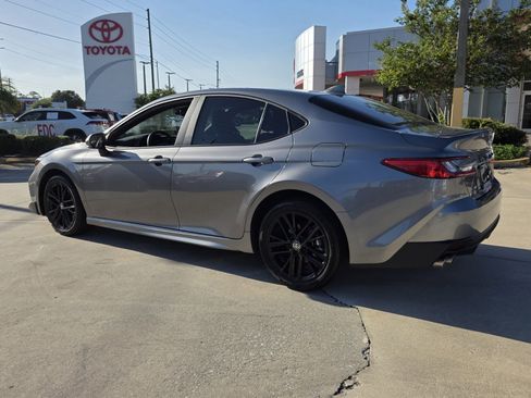 Used 2025 Toyota Camry SE w/ Convenience Package image 4