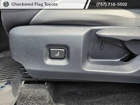 Used 2025 Toyota Tacoma TRD Sport AWD/4WD image 19