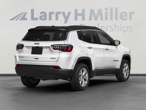 Used 2025 Jeep Compass Latitude AWD/4WD image 4
