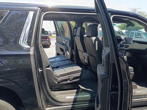 Used 2022 Chevrolet Suburban LT AWD/4WD image 14