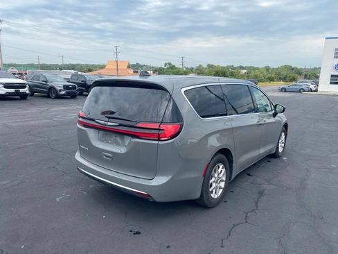 Used 2025 Chrysler Pacifica Select FWD image 6