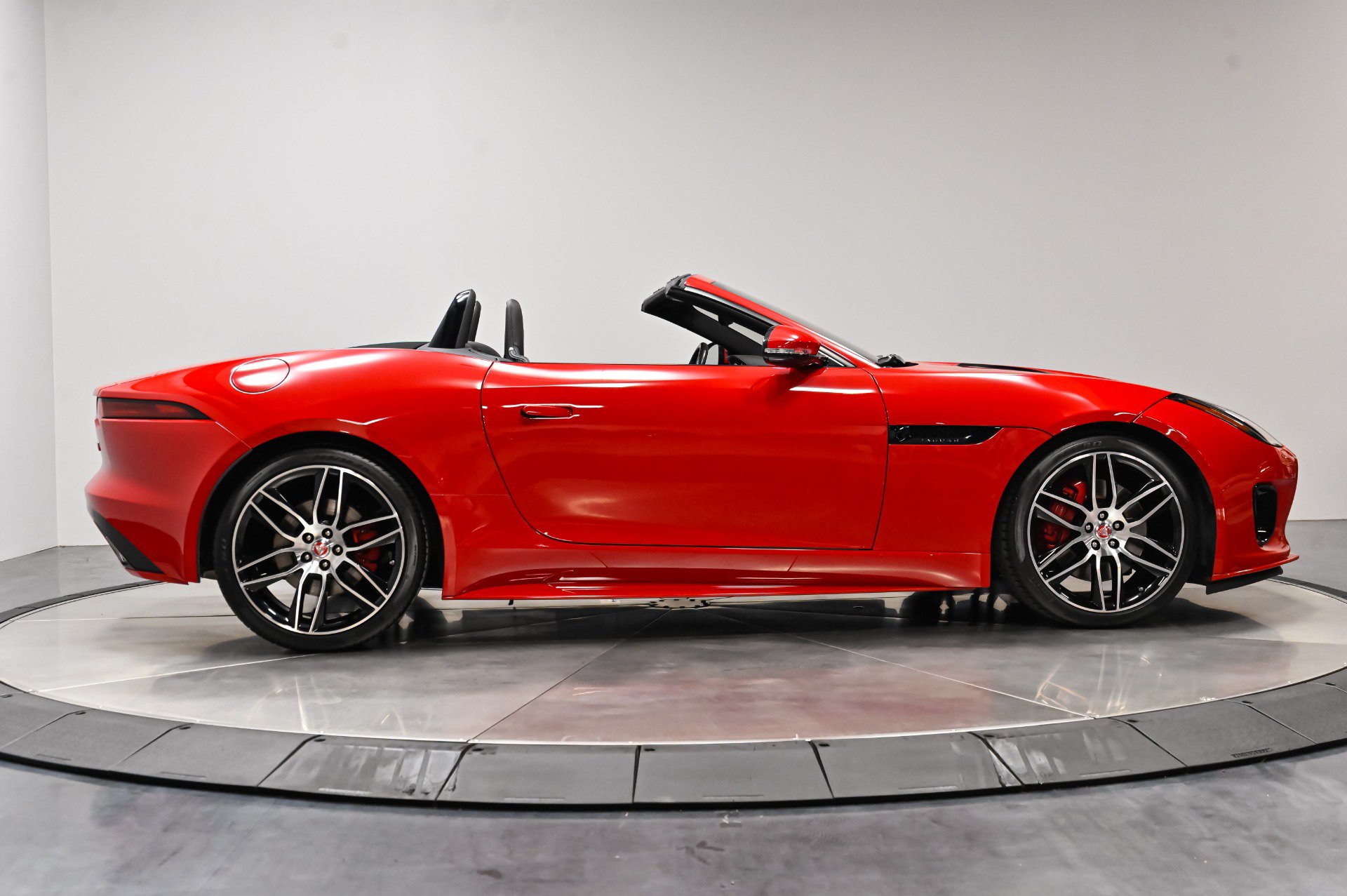 Used 2020 Jaguar F-TYPE Convertible RWD image 16