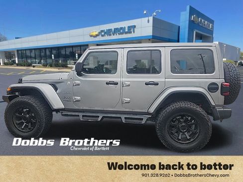 Used 2018 Jeep Wrangler Unlimited Sahara image 7