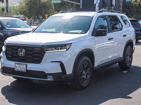 Used 2024 Honda Pilot TrailSport image 3