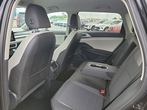 Used 2025 Volkswagen Taos SE AWD/4WD image 9