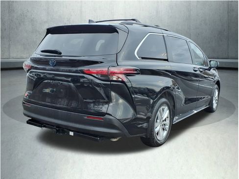 Certified 2022 Toyota Sienna XLE Woodland Edition image 7