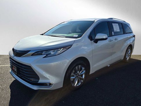 Certified 2025 Toyota Sienna Limited image 7