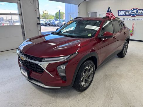 Used 2025 Chevrolet Trax LT w/ LT Convenience Package FWD image 2