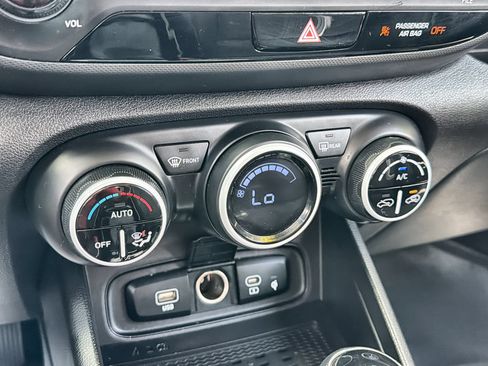 Used 2024 Hyundai Venue Limited FWD image 19
