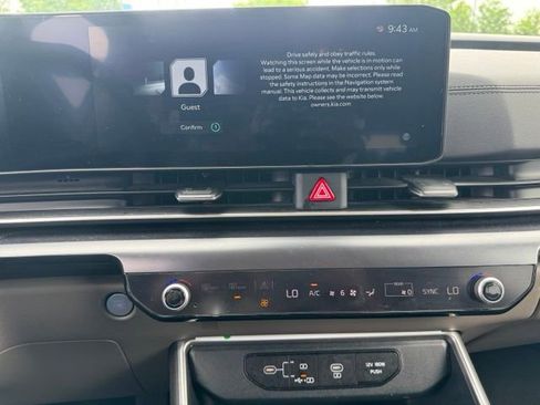 Used 2025 Kia Carnival FWD image 16