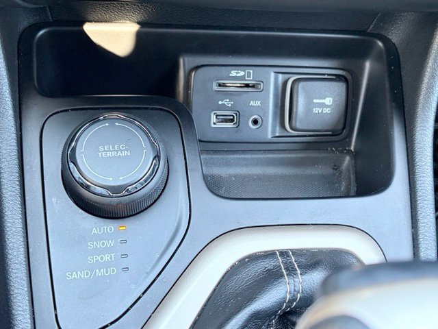 Used 2016 Jeep Cherokee Latitude w/ Comfort/Convenience Group AWD/4WD image 24