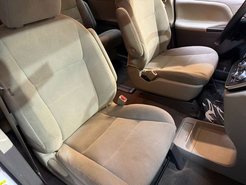 Used 2019 Toyota Sienna L image 42
