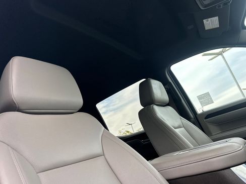 Used 2022 GMC Sierra 1500 SLT w/ SLT Convenience Package image 16