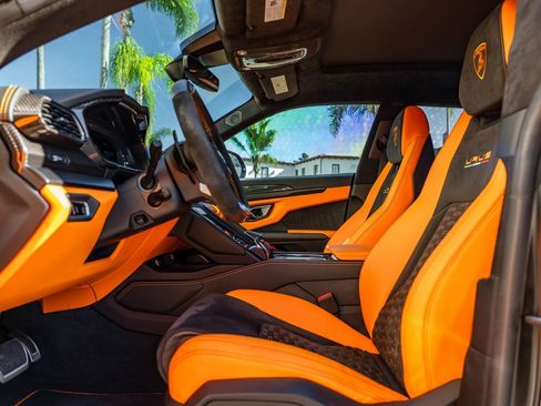 Used 2022 Lamborghini Urus image 16