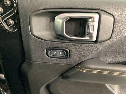 Used 2025 Jeep Wrangler Unlimited Sahara AWD/4WD image 39