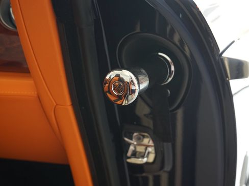 Used 2018 Rolls-Royce Dawn RWD image 35
