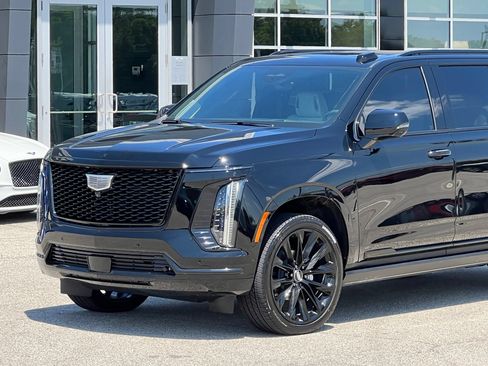 Used 2025 Cadillac Escalade ESV Sport Platinum w/ LPO, ONYX Package AWD/4WD image 12