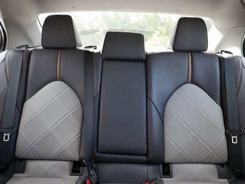 Used 2018 Toyota Camry XLE image 35