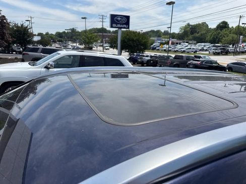 Used 2021 Toyota Highlander XLE AWD/4WD image 4