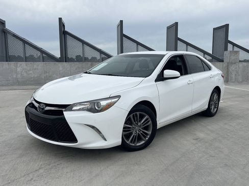Used 2017 Toyota Camry SE FWD image 2