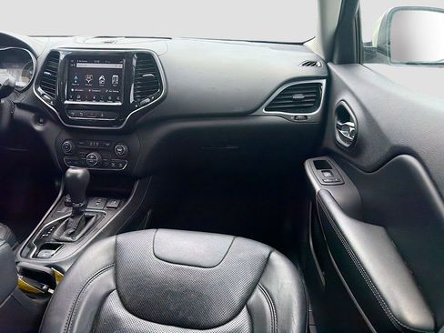 Used 2019 Jeep Cherokee Overland w/ Technology Group AWD/4WD image 17