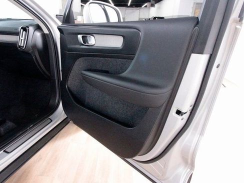 Certified 2025 Volvo XC40 B5 Core image 22