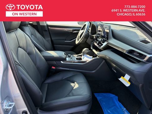 New 2025 Toyota Highlander Limited image 16