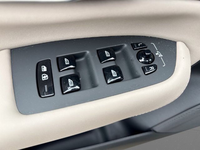 Certified 2025 Volvo XC90 B6 Ultra AWD/4WD image 18