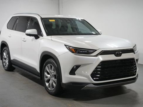 Used 2024 Toyota Grand Highlander Limited image 3