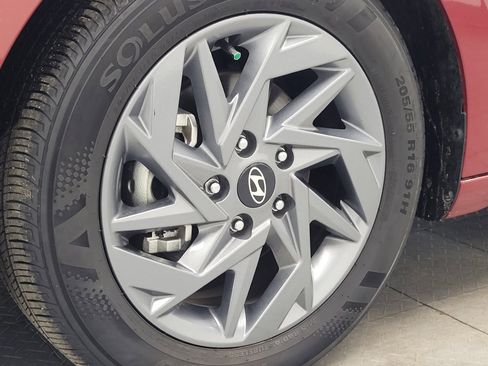 Used 2024 Hyundai Elantra SEL image 31