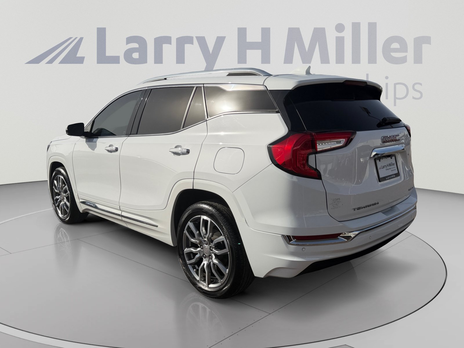 Used 2024 GMC Terrain Denali w/ Denali Premium Package AWD/4WD image 3