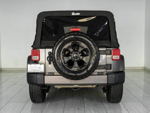 Used 2018 Jeep Wrangler Unlimited Sahara AWD/4WD image 7