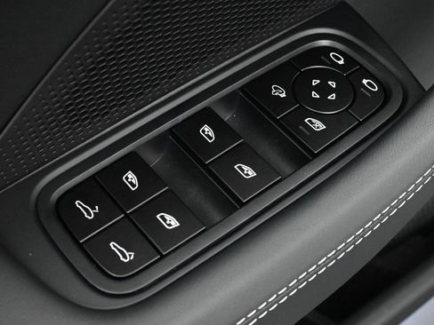 Used 2026 Porsche Panamera image 18